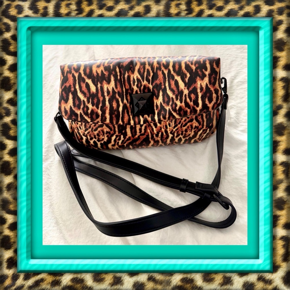 👑✅PRICE FIRM✅ Betsy Johnson Leopard Print Puff Crossbody Bag. Brand New!
